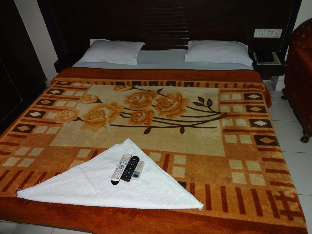 Hotel Elegant International Nova Deli Quarto foto
